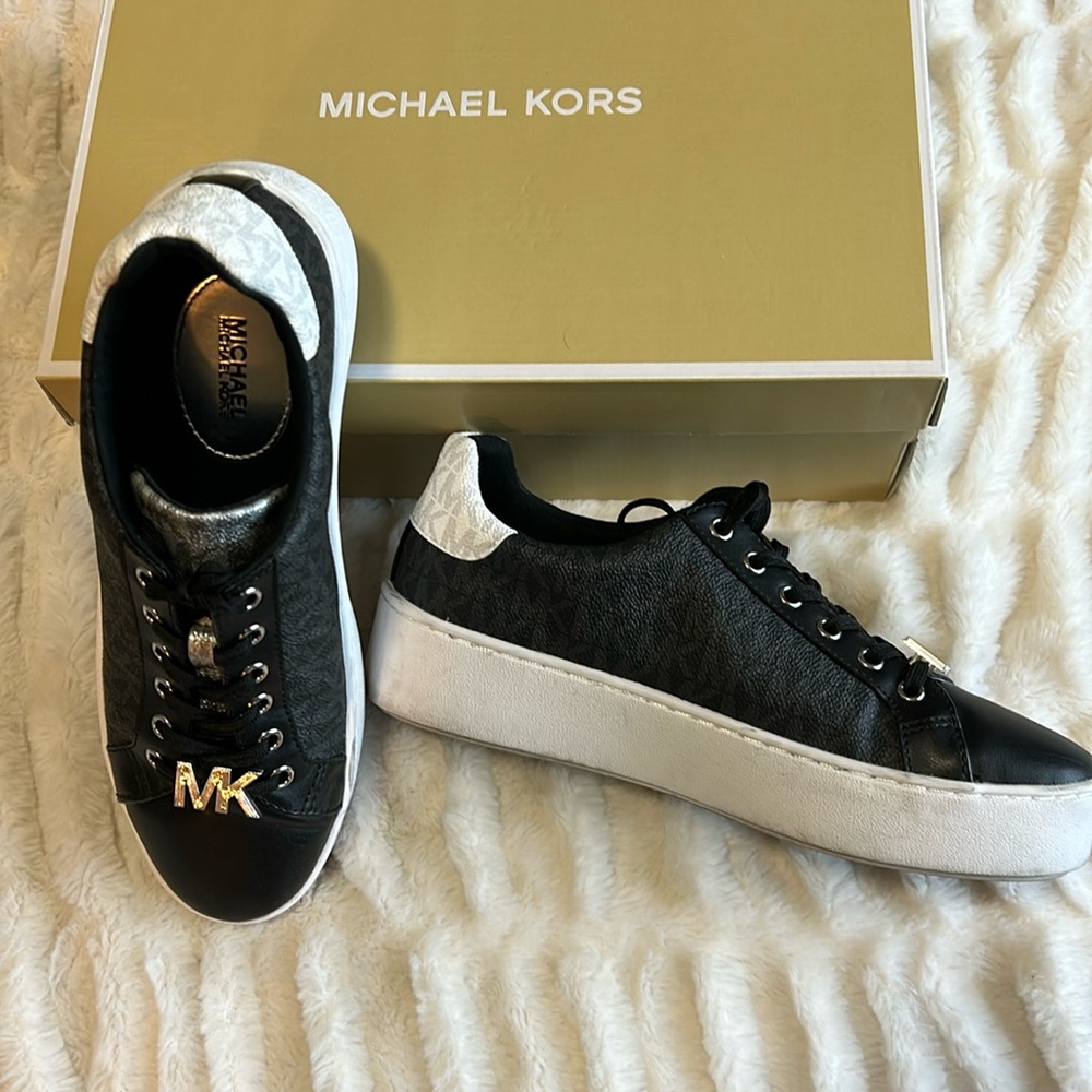 🎉HP🎉Michael Kors Poppy Lace Up